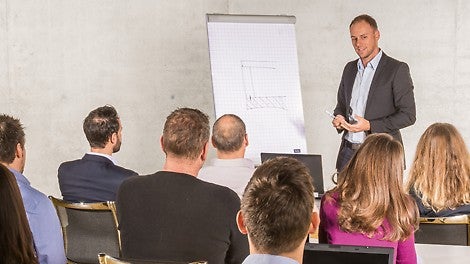 PERI bietet Weiterbildungsmöglichkeiten an, die speziell auf die Aufgaben der Fachkräfte in der Arbeitsvorbereitung und Bauleitung zugeschnitten sind wie z.B. PERI CAD Schulungen und Seminare über gesetzliche Regelungen und Normen.