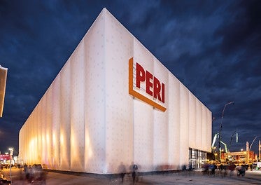 Die PERI Ausstellungshalle bietet auf mehr als 4000 m2 Fläche Raum, um neue Produktinnovationen kennenzulernen. Während der Messe laden mehrmals täglich Vorführungen dazu ein, die Anwendung der Produkte kennenzulernen. Zu finden ist PERI auf dem Freigelände Nord (Stand FN 718).