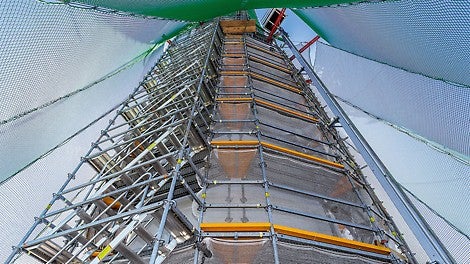Mit Horizontalriegeln des PERI UP Flex Modulgerüstsystems wird die Turmspitze zwischen 192 m und 243 m Höhe kreisrund und kraftschlüssig eingerüstet. Auch die Geländerausbildung erfolgt somit ohne aufwändige Rohr-Kupplungsarbeiten.