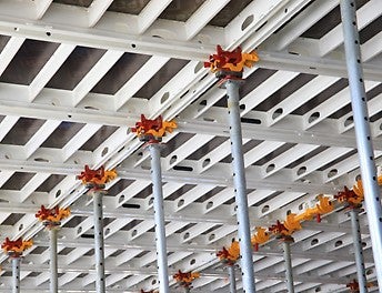 Une réduction des besoins en matériels sur site, grâce au décoffrage anticipé avec tête de décintrement. 