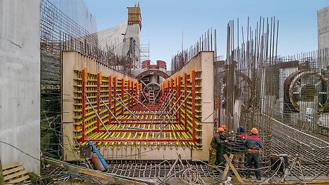 使用由VARIOKIT系统组成的 3D模板，可以精确浇筑由矩形截面过渡至圆形截面的隧道结构。