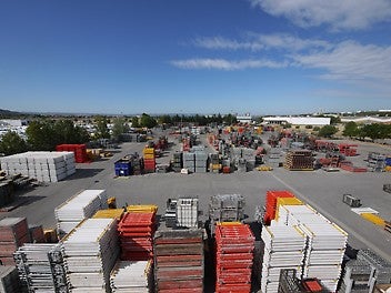 Le parc matériel PERI de Rognac, dans les Bouches-du-Rhône (13), centre de collecte des panneaux DUO et PERI Panel : il est possible d’y récupérer le matériel PERI loué ou vendu, mais également d’y rapporter les panneaux DUO usagés et ne servant plus.<br/>(Photo : PERI France)<br/>