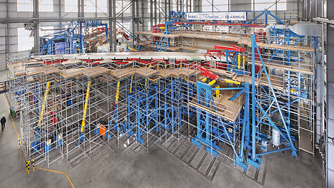 Благодаря универсальному шагу конструкции система промышленных лесов PERI UP Flex может повторить форму элементов воздушного судна. Например, крыла, киля и стабилизаторов.