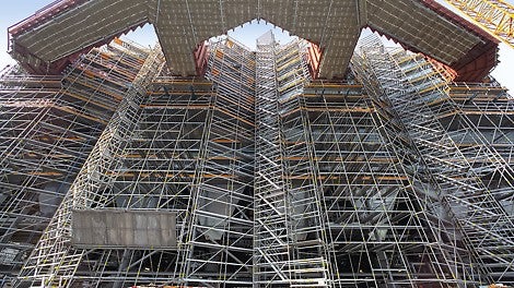 Bei den Montagearbeiten im Rahmen des Kraftwerksneubaus zeigte sich der PERI UP Gerüstbaukasten äußerst anpassungsfähig – und erfüllte damit höchste Anforderungen an die zu schaffenden Arbeitsplattformen. Dadurch, dass sich das Modulgerüst mit vorlaufendem Geländer montieren ließ, war die geforderte Sicherheit auch für den Gerüstbautrupp in hohem Maße gegeben.