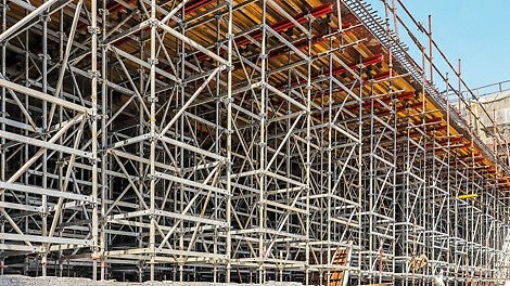 The 750-mm and 1,200-mm-thick slabs with drop panels were cast effortlessly with the aid of the PERI UP Flex Shoring Tower Plus and TABLE MODULE VT Slab Table.