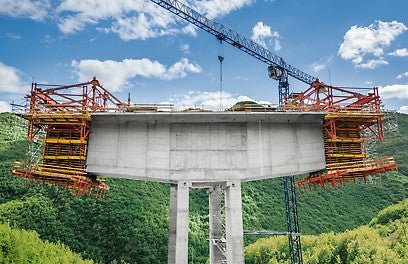 Detailnejšia fotografia stavby diaľničného mostu