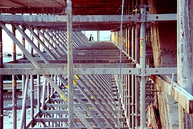 Горна скелетна конструкция от система PERI UP Flex - Етап на разрушаване на стоманобетонова ферма