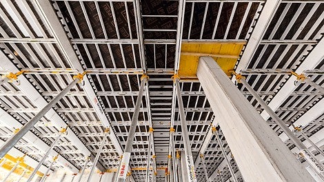 Mit dem SKYDECK Fallkopf kann bereits nach einem Tag ausgeschalt werden – je nach Deckenstärke und Betonfestigkeit.