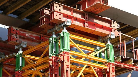 Wieże VST posiadają nośność 700 kN na pojedynczy słupek. Ruchome głowice można podnosić i opuszczać nawet pod pełnym obciążeniem. Zakres ruchu wynosi 28 cm.<br/>