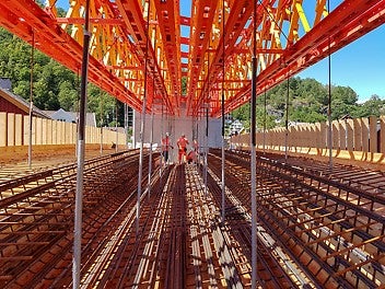 Typisk arbeidssituasjon for forskalingssnekkeren på hengende forskaling 