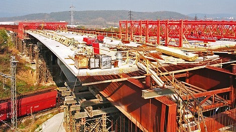 PERI supplied two composite formwork carriages for constructing the S-shaped superstructure highlighted through its counter-positioned and changing radii. On freely rotating and transversely movable heavy duty rollers, the 22 m long PERI formwork carriage could be moved to the next concreting step as a complete unit – even along tight turning radii – without the need of any conversion work.