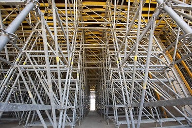 מבט על מערכת הטפסות המורכבת מקורות אלומיניום ראשיות וקורות עץ משניות