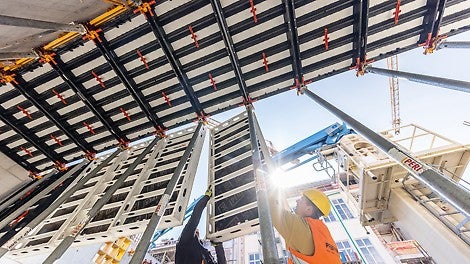 Durch das SKYMAX Baukastenprinzip mit Paneelen aus Aluminium und Polymer wird eine sehr hohe technische und wirtschaftliche Flexibilität erreicht. Die leichten Polymer-Paneele mit einer besonders langlebigen Schalhaut stellen eine nachhaltige Alternative zu konventionellen Holzlösungen dar; ihr Einsatz kann den extremen weltweiten Holzmarktentwicklungen mit langen Lieferzeiten entgegensteuern.