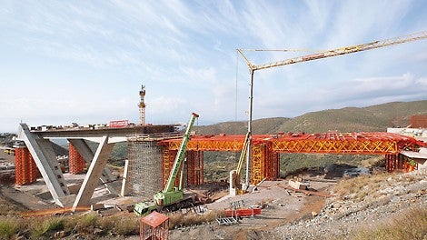 Motorway Bridge T4, Paradisia-Tsakona, Greece: Customized VARIOKIT overall solution for the construction work with Heavy-Duty Shoring Towers VST and Heavy-Duty Truss Girders VRB.
