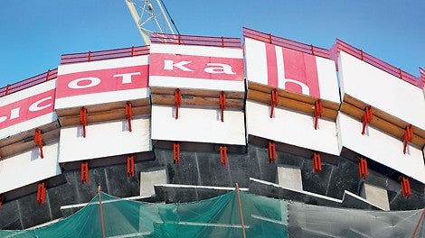 Šplhavá ochranná stena RCS kompletne zakryla najvyššie poschodia budovy, čím bola zaistená neustála maximálna bezpečnosť tímu stavbárov.