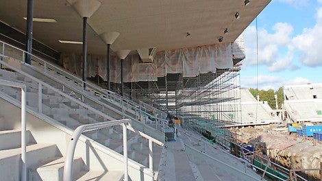 Massiivinen telinetasorakennelma pääkatsomon katoksen alla.