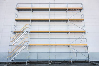 Přímá montáž na fasádní lešení pomocí s integrovanými styčníky lešení.