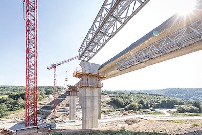 Le système grimpant SCS permet une adaptation optimale aux exigences et aux géométries spécifiques des projets. En particulier, la possibilité de combiner les éléments du système de construction technique VARIOKIT et du système d&#039;échafaudage PERI UP fait du système grimpant une solution économique et flexible pour les structures techniques.