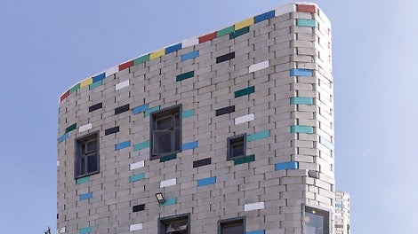 Das neu erbaute PERI Schulgebäude in Kibera besteht aus mehreren Tausend TwistBlocks. 