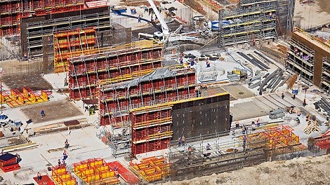 组合TRIO, VARIO GT 24 以及 RUNDFLEX 墙模系统为该项目的墙体立模，同时使用PERI UP脚手架系统配合施工