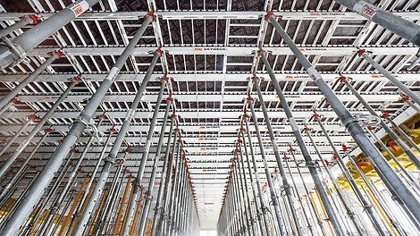 Dank der SKYDECK Paneel-Deckenschalung war es dem erfahrenen Baustellenteam möglich, trotz großer Deckenstärken und bis zu 5,40 m Geschosshöhen den engen Terminplan einhalten zu können.