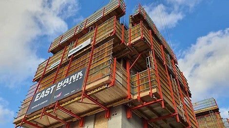 RCS klatresystem i aktion.<br/>Klatreplatformen er konstant forbundet med bygningen ved hjælp af en klatresko.