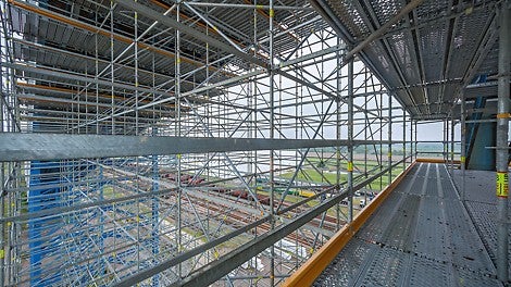 Eingerüstet mit PERI UP Flex waren die 43 m hohe Stützenscheibe und die komplette Brückenuntersicht sicher zugänglich für die Korrosionsschutzarbeiten.