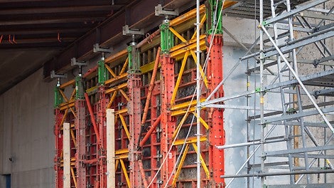 Voor het ondersteunen van de stalen binten op het verhoogde dek ter plaatse van de N231 <br/>is het VST zware last ondersteuningssysteem toegepast.<br/>