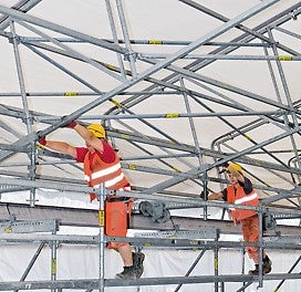 Elemente krovne zaštite moguće je premeštati u podužnom pravcu pomoću mehanizma, kako bi npr. materijal mogao da se sakupi.