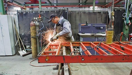 PERI tarjoaa puhdistus- ja korjauspalveluja, jotta muotit pysyvät toimintakunnossa.