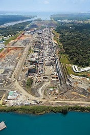 L'impianto di Gatun, sull'oceano Atlantico, si compone di tre conche di navigazione consecutive, lunghe 403 m e larghe 55 m ciascuna