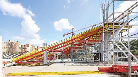 使用VARIOKIT和PERI UP两个模块化系统为浇筑倾斜的体育场看台框架结构提供施工方案