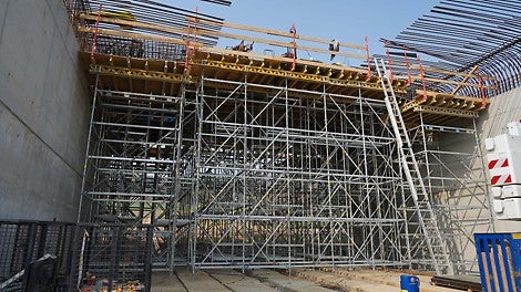 Podskružení masivní nosné konstrukce mostu systémem PERI UP a příhradových nosníků GT 24.