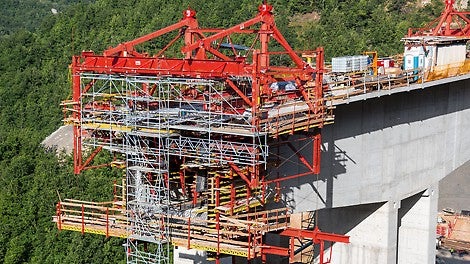 Kuna balansseeritud konsooli käru on väga paindlik, siis osutus võimalikuks seda kiiresti erinevatele sektsioonide lõigetele kohandada.<br/>(Foto: PERI GmbH)<br/>