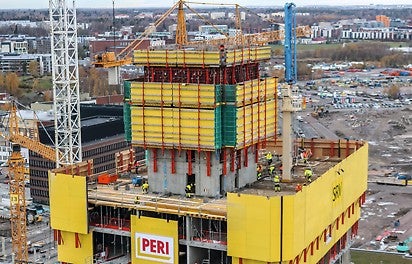 Z dôvodu úspornej stavby vnútorných výťahových šácht MAXIMO vonkajšie debnenie jadra šplhalo pomocou RCS nosníkového šplhavého <br/>systému. Vďaka bezpečnému postupu šplhania po koľajniciach boli šplhavé zostavy neustále pevne spojené so stavbou.