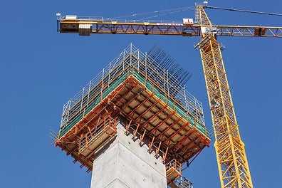 In the complicated expansion areas at the pier head, working platforms based on the RCS and SCS climbing systems ensured that the loads could be transferred safely. For this, PERI UP reinforcement scaffolds installed around the perimeter provided a safe working environment.<br/>(Photo: PERI SE)<br/>