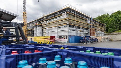 Das PERI UP Fassadengerüst dient als 14 m hohes Arbeits- und Schutzgerüst für die aufwendige Dachsanierung der Abfüllanlage bei Adelholzener in Siegsdorf.