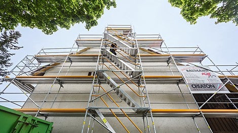 Durch die vorlaufenden Treppengeländer ist der Monteur bereits gesichert, wenn er auf die nächst höher gelegene Lage aufsteigt.<br/>