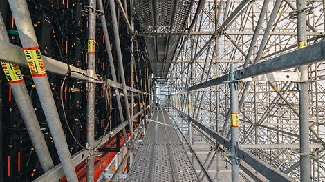 Принцип крепления медиа-фасада к лесам PERI UP Flex разрабатывался совместно с клиентом. Полученное решение в итоге позволило равномерно передавать на леса PERI UP Flex как вертикальные нагрузки от веса экрана, так и горизонтальные нагрузки от воздействия ветра на поверхность экрана.