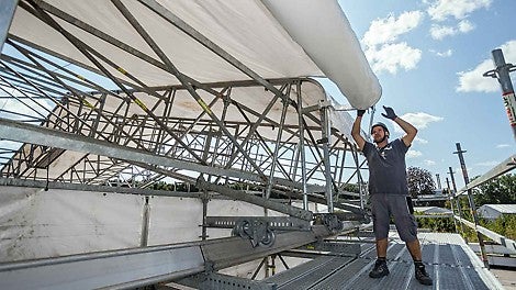 Smooth-running rollers support the uniform rolling up procedure and fast dismantling of the Keder tarpaulin across the entire field width.