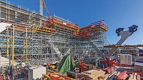 Unter Verwendung von projektspezifisch gefertigter PERI Formkästen in Verbindung mit der VARIO GT 24 Träger-Wandschalung und PERI UP Trag- und Arbeitsgerüsten konnten die Fachwerk-Schrägstreben inklusive der Knotenpunkte und des Obergurtes in 3 Schüssen mit jeweils 3,67 m, 3,20 m und 3,07 m Betonierhöhe geschalt und betoniert werden.