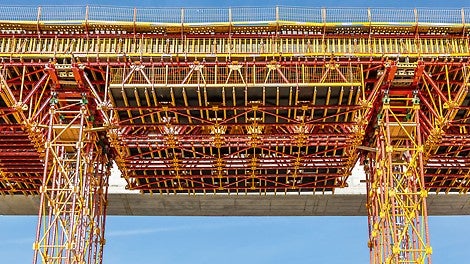 Tööplatvormid kombinatsioonis ALPHAKIT raketisega andsid tööpersonalile liikumisvabaduse. <br/>(Foto: PERI GmbH)<br/>