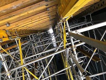 Дъно на кофраж за пътна плоча, укрепване с тръби и колани