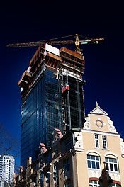 Kerkiv Maakri büroohoone – kümnendi esimene uus üle 100 meetri kõrgune, 30-korruseline hoone Tallinnas. Ehitaja Merko Ehitus Eesti AS. Objektil kasutatavad PERI põhisüsteemid on Maximo ja Skydeck raketis, tuulesein RCS-P ja roniraketis RCS-C, EP 200 piirded. (Foto: Raivo Tiikmaa/ Fotokoda OÜ)