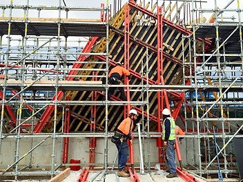 PERI-UP Rosett was used as both access for steel reinforcing placement and falsework support.