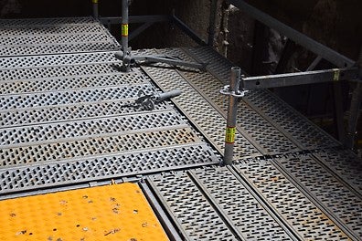 Различни системни детайли, позволяващи свобода в проектирането на модулното скеле<br/>