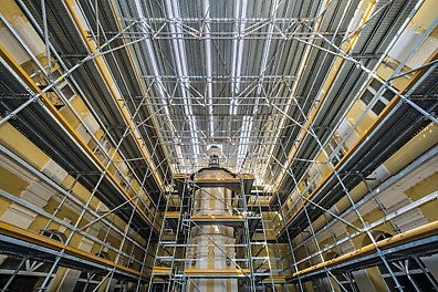 Alternativ können die Bauteile des PERI UP Gerüstbaukastens für den Aufbau als Fachwerkkonstruktion mit horizontal und vertikal liegenden Diagonalen zur Überbrückung verwendet werden.<br/>