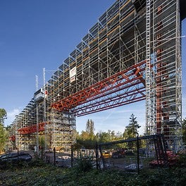 Seit Oktober 2023 ist die Bandbrücke samt ihrer drei Stahlfachwerkstützen eingerüstet und wird aufwendig saniert.