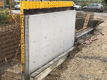 Изграждане на производствена база с представителен магазин MONNI - видим бетон на вертикални елементи