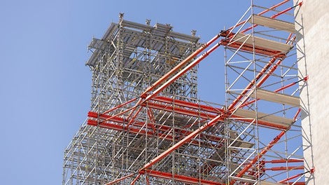 Mittels Systembauteilen des VARIOKIT Ingenieurbaukastens wurden fünf Aussteifungsebenen ausgebildet, welche die Horizontallasten zuverlässig in den außenliegenden Stahlbetonkern ableiteten.